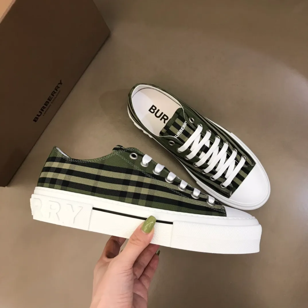 p400 "Burberr*" men's classic low-top sneakers, reinterpreted in Vintage check cotton material and decorated with a new brand logo. First-layer sheepskin lining, embossed Burberry logo on the heel, and original TPU outsole!  Size: 38-44 No. 068